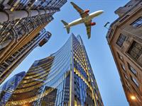 Shutterstock_270721775_plane below city_lidmašīna virs pilsētas.jpg