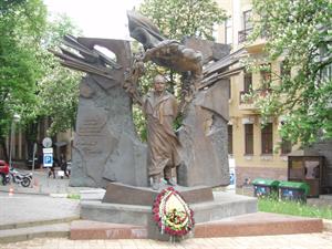 Пам'ятник_В'ячеславові_Чорноволу_Київ.jpg