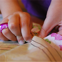 Дівчинка вкололася голкою і їй боляче.png