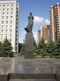 675px-Пам'ятник_Лесі_Українці_площа_Лесі_Українки_Київ.jpg