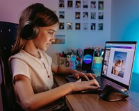 дівчинка за комп.jpg