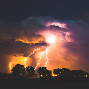 Блискавку, що буває під час грози.png