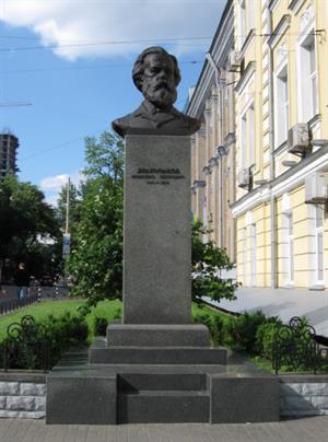 Пам'ятник_Михайлу_Драгоманову_Київ.jpg
