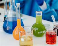 посуд з рідиною.png